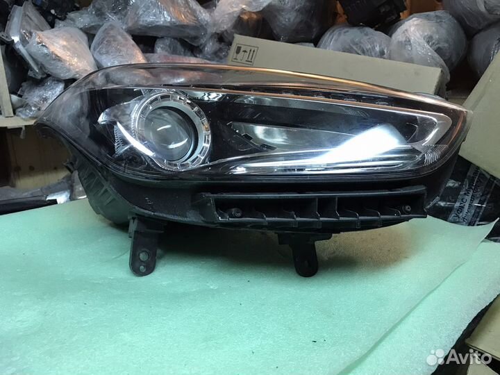 Фара правая Hyundai i40 Рестайл xenon