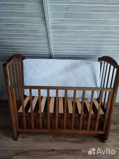Детская кроватка с маятником и матрасом