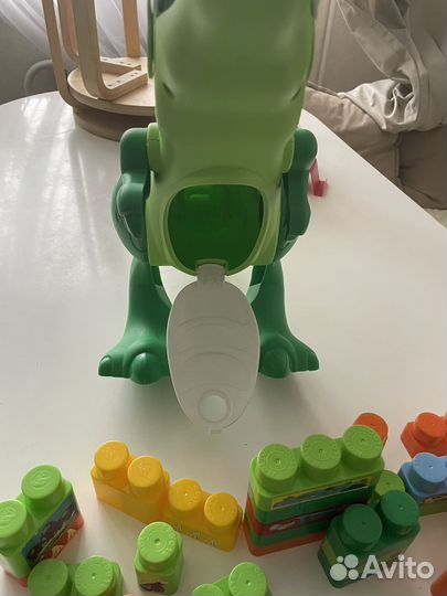 Динозавр с конструктором развивающий