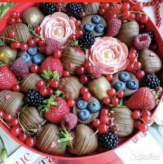 Клубника в шоколаде букеты с цветами и без