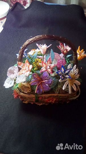 Плетеная корзиночка с цветами из биссера