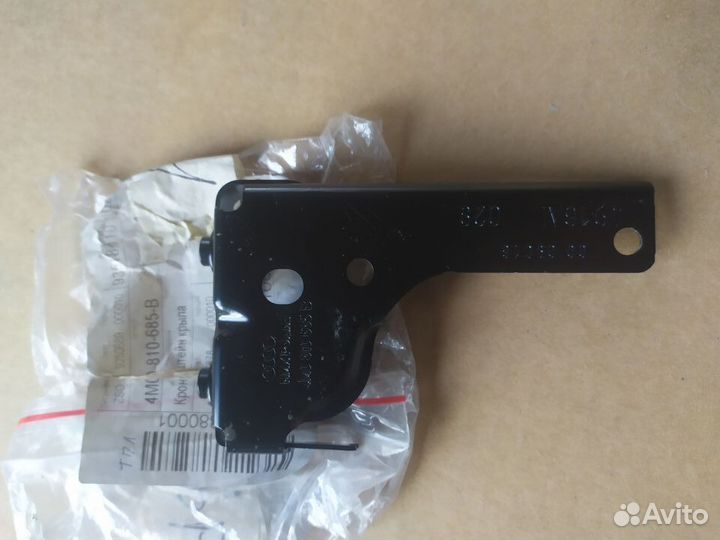 Кронштейн audi Q7 4M0810685B