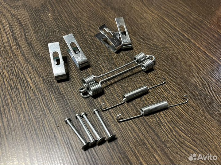 Монтажный комплект колодок ручника 300/Challenger