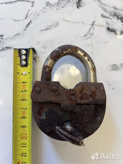 Навесной замок старинный