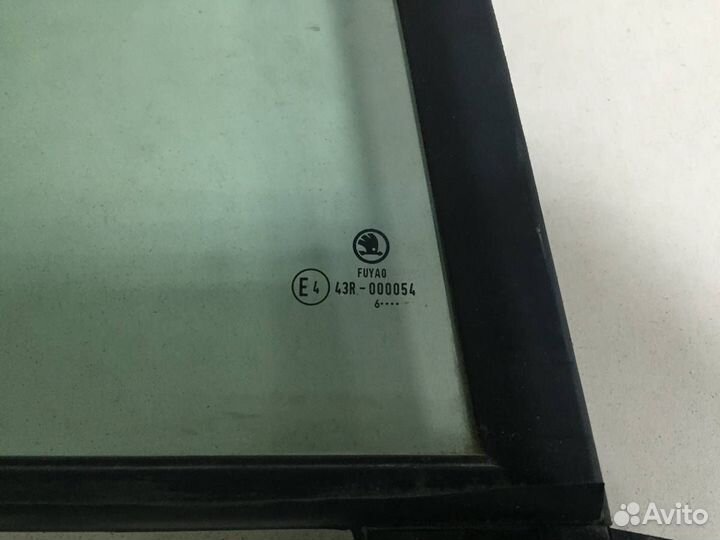 Стекло двери задней правой форточка Skoda Rapid 20