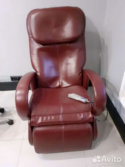 Кожаное кресло массажно - педикюрное