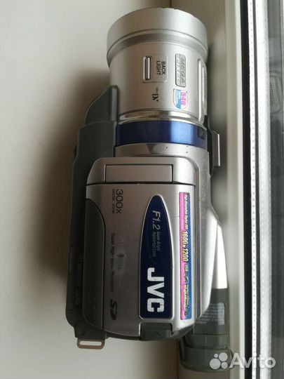 Видеокамера JVC