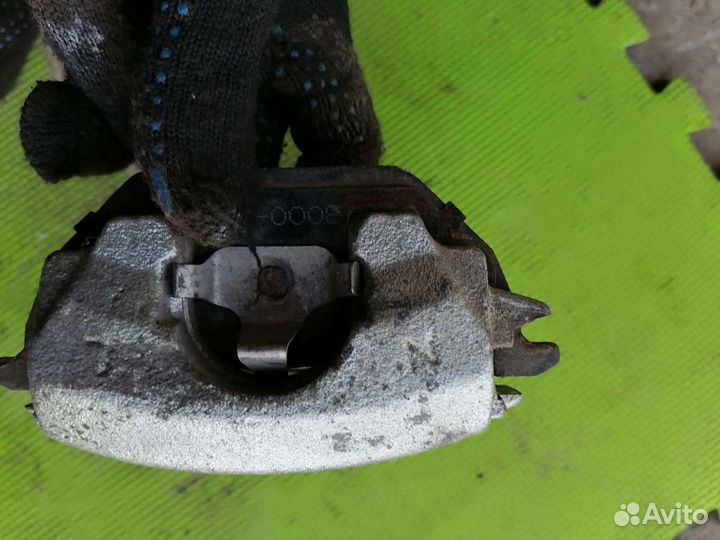 Суппорт передний левый Фольксваген Гольф 5 плюс