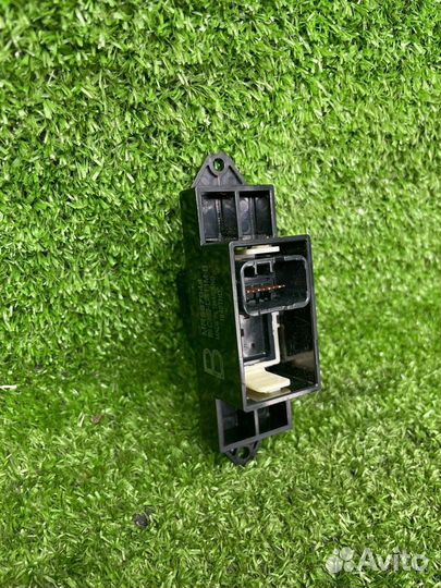 Блок управления стеклоподъемниками передней правой