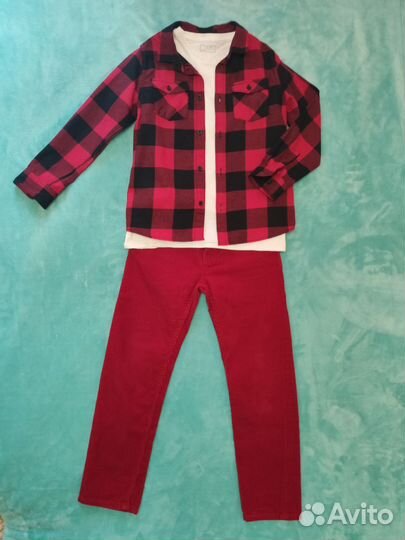 Рубашка красная в клетку, брюки красные, футболка