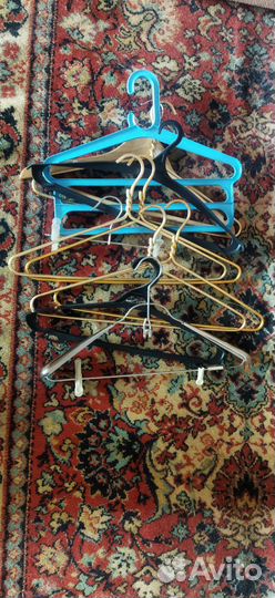 Вещи пакетоми 50 размера. Плечики