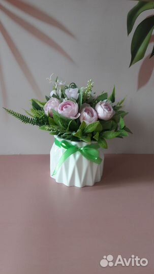 Букет в кашпо из гипса с искусственными цветами