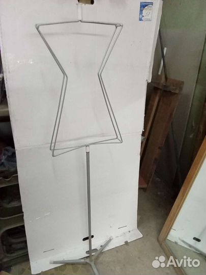 Манекен-вешалка на стойке