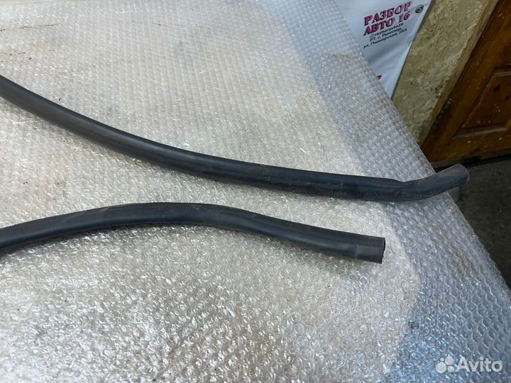 Уплотнитель двери задний левый Hyundai Sonata 4