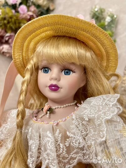 Фарфоровая куколка