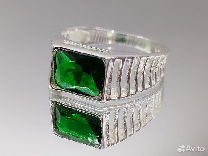 Перстень с изумрудом