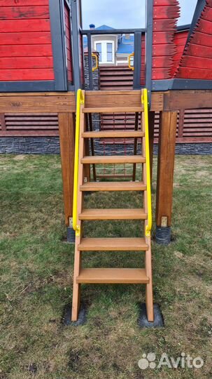 Детский домик на подиуме кораблик