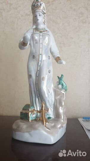 Фарфоровая статуэтка 