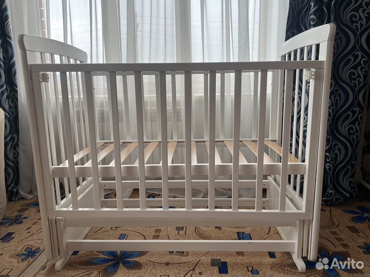 Детская кроватка с маятником