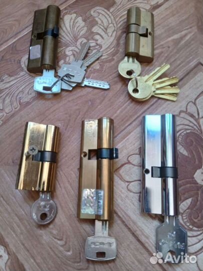 Личинка с ключами