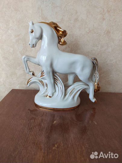 Фарфоровая статуэтка