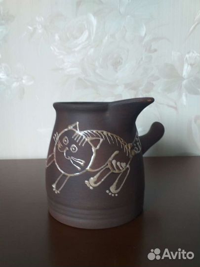 Глиняный кувшин молочник