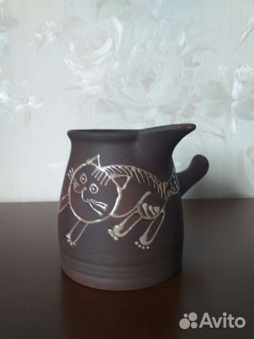 Глиняный кувшин молочник