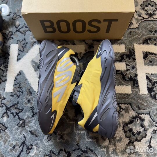 Adidas Yeezy 700 mnvn