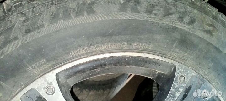 Bridgestone Blizzak Revo2 215/65 R16