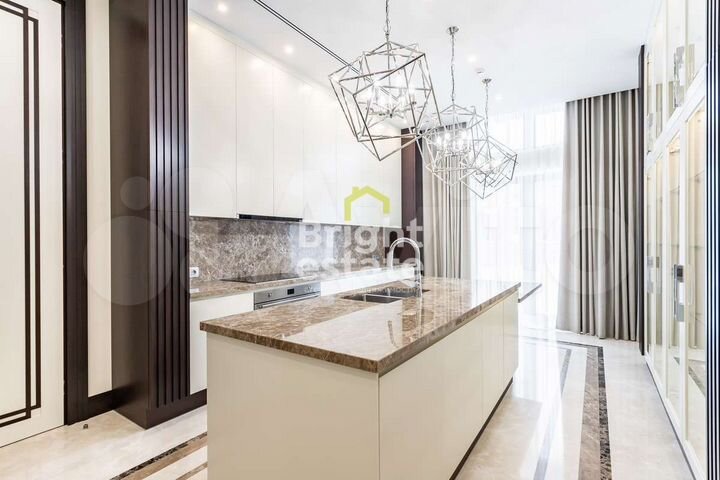 Дом 1017 м² на участке 31,6 сот.