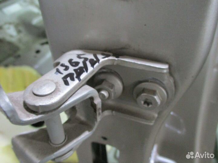 Петля двери задней правой верхняя Renault Megane 2