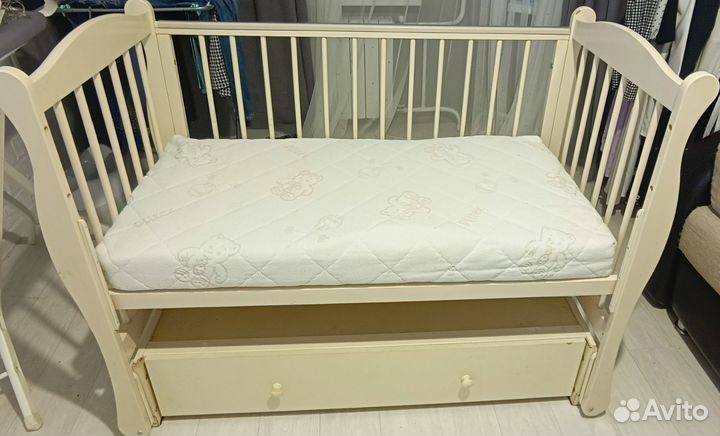 Детская кроватка с маятником и ящиком