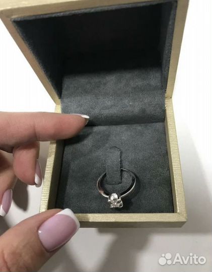 Кольцо с бриллиантом