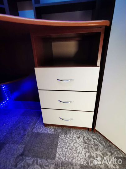 Детская кровать чердак со столом и шкафом бу