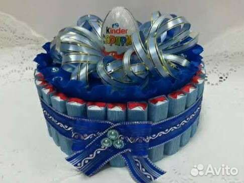 Сладкий подарок с игрушкой. Торт из киндеров