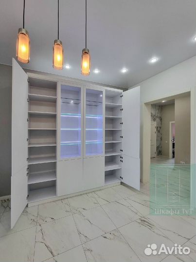 Зеркальный шкаф