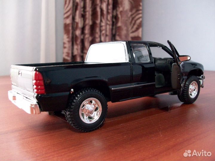 Модель Maisto 1/27 Chevrolet Silverado 1500 (2000)