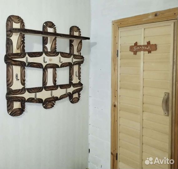Вешалка с полкой
