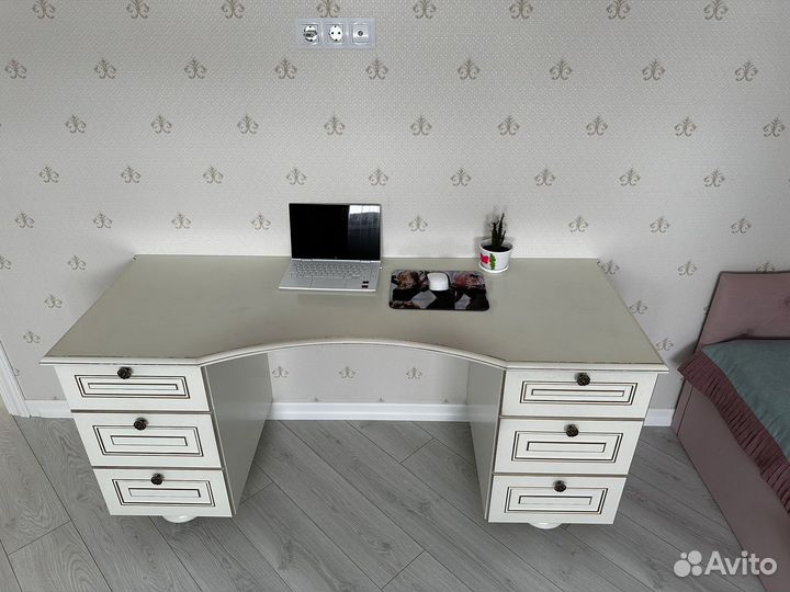 Стол для учебы, тумба и шторы с карнизом