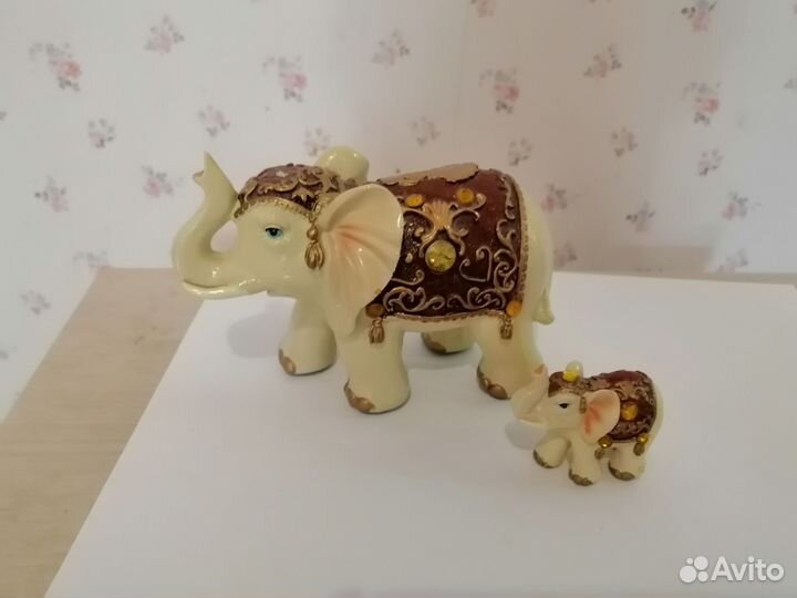 Фигурки слона со слоненком