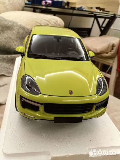 1:18 Porsche Cayenne Turbo S 2014 Green Minichamps