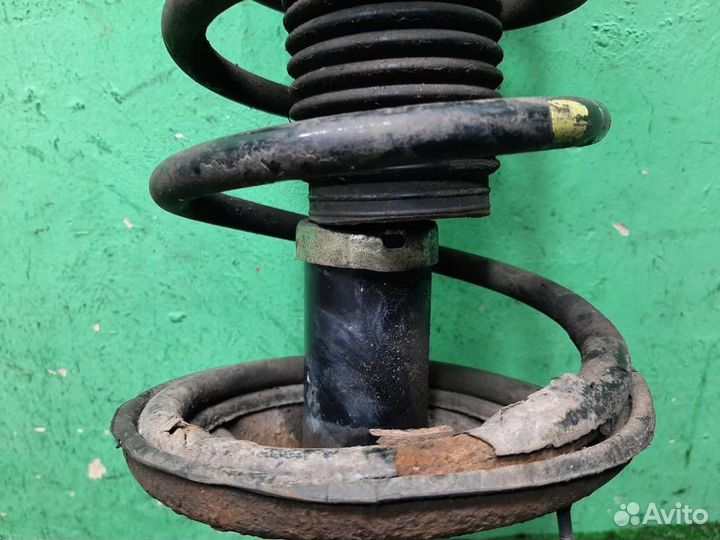 Стойка амортизатора задняя правая Hyundai Matrix