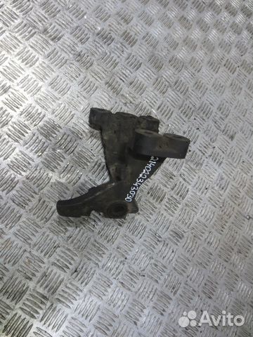 Кронштейн двс передний правый DAF 1686551