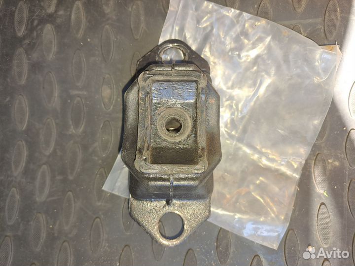 Подушка кпп renault