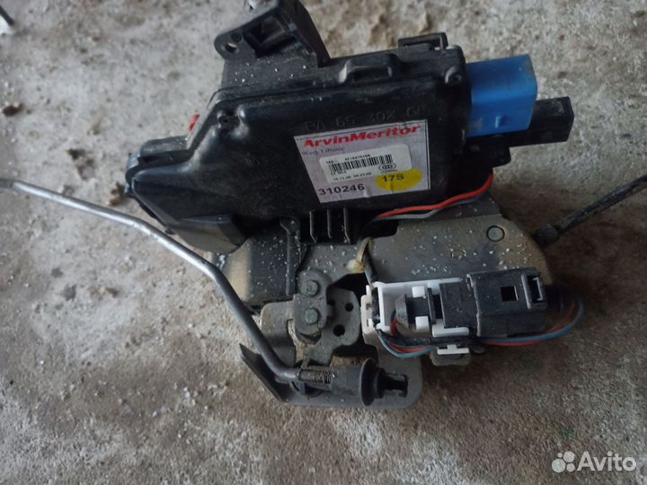 Замок двери передний правый Audi A8 D3