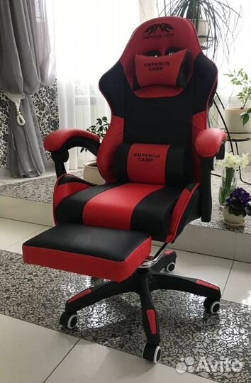 Компьютерное кресло с подножкой