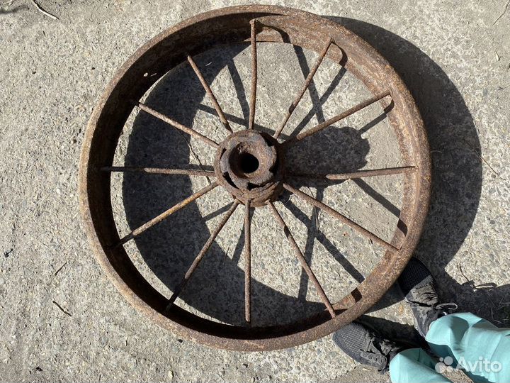 Металлическое колесо от трактора старое