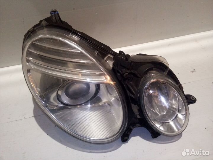 Фара правая Mercedes-Benz E-Class