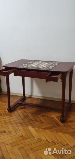 Шахматный столик из красного дерева