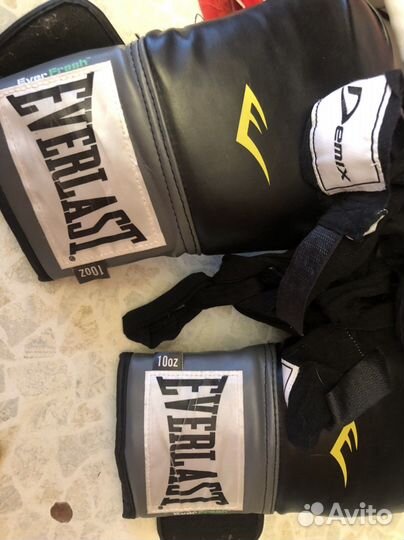 Боксерские перчатки и шлем, бинты